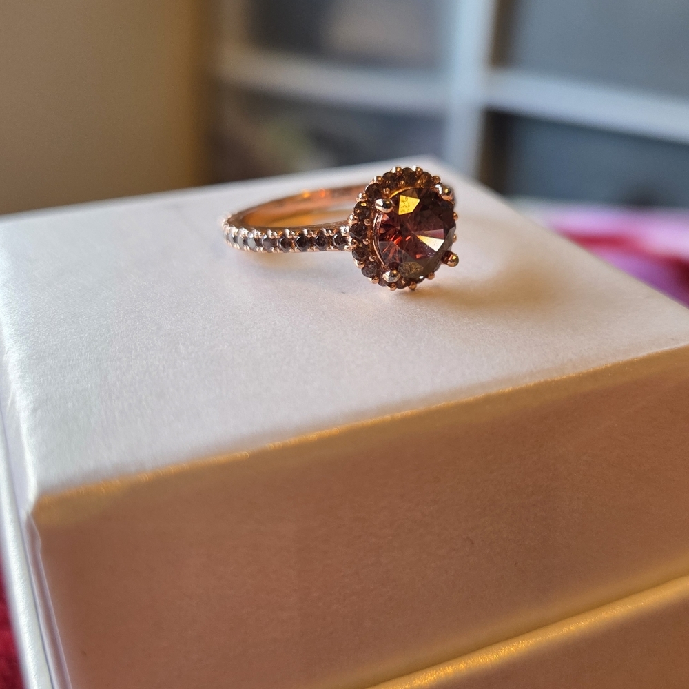 Elegant Gold-Tone Gemstone Ring
